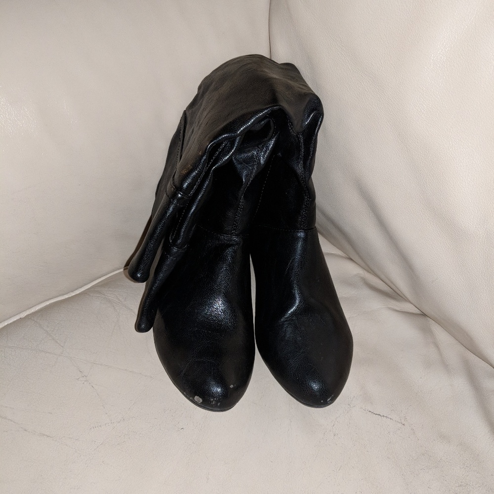Shoe's - Picture 2 of 2